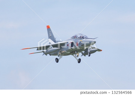 日本航空自衛隊第303中隊的T-4教練機 日本航空自衛隊第303中隊的T-4教練機 132564566