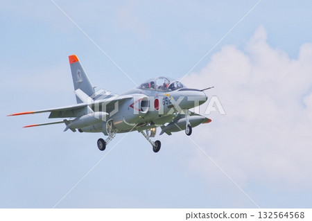 日本航空自衛隊第303中隊的T-4教練機 日本航空自衛隊第303中隊的T-4教練機 132564568