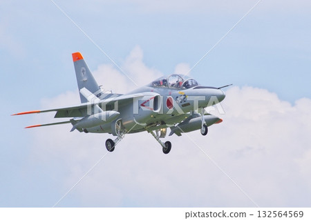 日本航空自衛隊第303中隊的T-4教練機 132564569