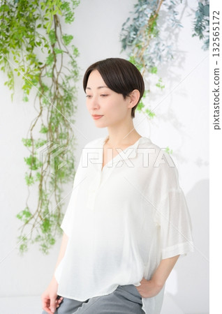 一位日本女性在明亮的房間裡放鬆身心 一位日本女性在明亮的房間裡放鬆身心 132565172