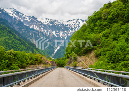 北阿爾卑斯大橋上的清新綠意(岐阜縣高山市奧飛驒溫泉橋) 北阿爾卑斯大橋上的清新綠意(岐阜縣高山市奧飛驒溫泉橋) 132565458