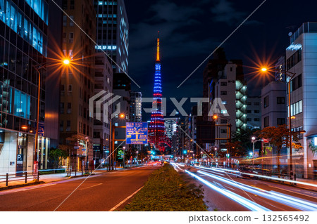 東京鐵塔亮起了美國國旗的顏色，十字路口的汽車尾跡也清晰可見。 132565492