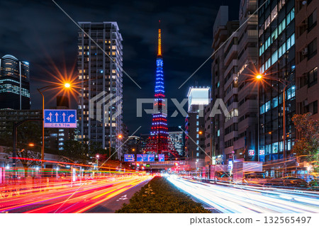 東京鐵塔亮起了美國國旗的顏色，十字路口的汽車尾跡也清晰可見。 132565497
