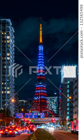 東京鐵塔亮起了美國國旗的顏色，十字路口的汽車尾跡也清晰可見。 132565499