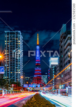 東京鐵塔亮起了美國國旗的顏色，十字路口的汽車尾跡也清晰可見。 132565500