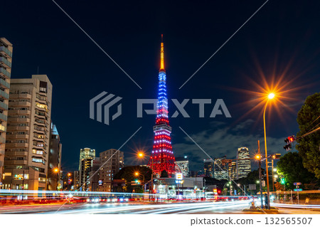 東京鐵塔亮起了美國國旗的顏色，十字路口的汽車尾跡也清晰可見。 132565507