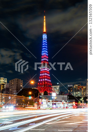 東京鐵塔亮起了美國國旗的顏色，十字路口的汽車尾跡也清晰可見。 132565509