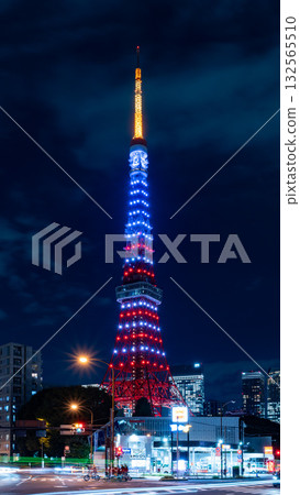 東京鐵塔亮起了美國國旗的顏色，十字路口的汽車尾跡也清晰可見。 132565510