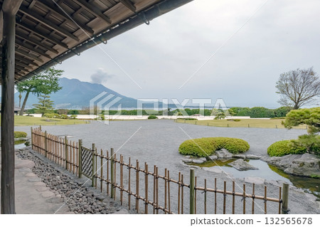 從鹿兒島仙岩園的宮殿眺望櫻島 132565678