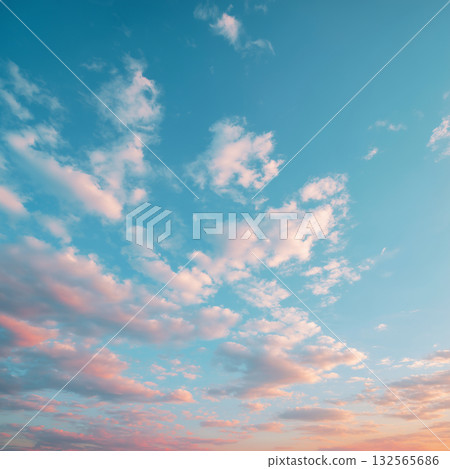 【藍天白雲】黃昏時分：雲朵和天空由藍轉粉。 132565686