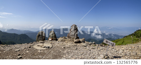 岩石站在岩石上 岩石站在岩石上 132565776