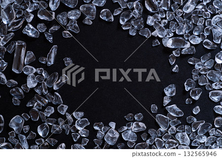黑色背景上的水晶 黑色背景上的水晶 132565946
