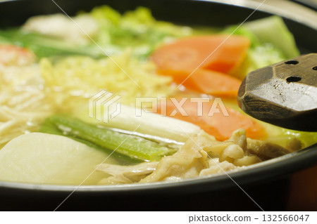 用青蔥、白蘿蔔、紅蘿蔔等蔬菜與螃蟹、雞肉一起燉煮而成的火鍋料理，是日本著名的冬季美食。 132566047