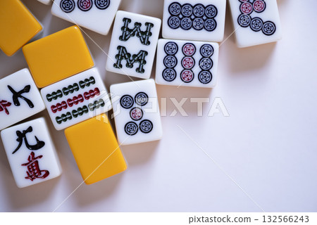 白色背景上的麻將牌 132566243