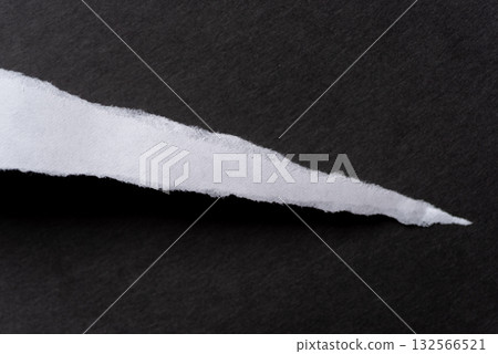 黑色背景上撕碎的紙片 132566521