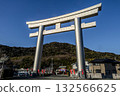 一張朱紅色鳥居映襯著湛藍天空的照片 132566625