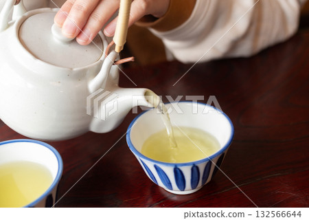 Brewing hot tea 132566644