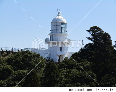 Located at the southernmost tip of Miyazaki Prefecture, Toi Misaki Lighthouse is a beautiful white lighthouse surrounded by the blue of the sea and the green of the cape. 132566716