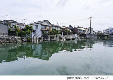 A detached house built along the Yao River on Oki Island 132567258