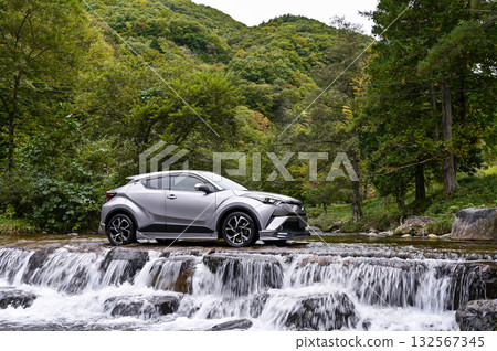 岐阜縣高山市的一起沖毀事故和一輛汽車 132567345