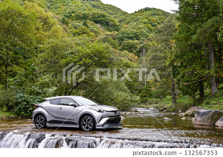 岐阜縣高山市的一起沖毀事故和一輛汽車 132567353