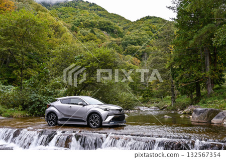 岐阜縣高山市的一起沖毀事故和一輛汽車 132567354