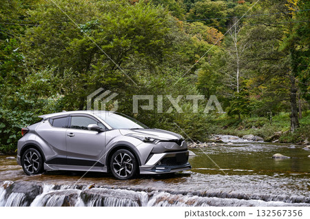 岐阜縣高山市的一起沖毀事故和一輛汽車 132567356