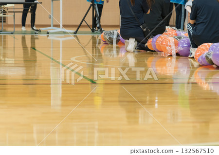 [The start of the obstacle course at the nursery school sports day] 132567510