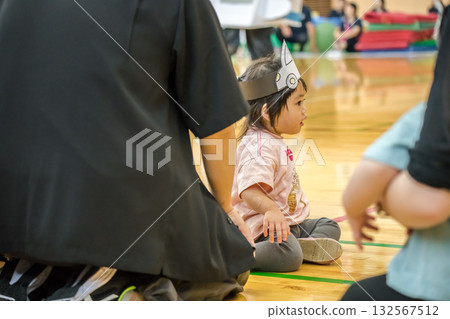 [Nursery school sports day: sitting before the performance] 132567512