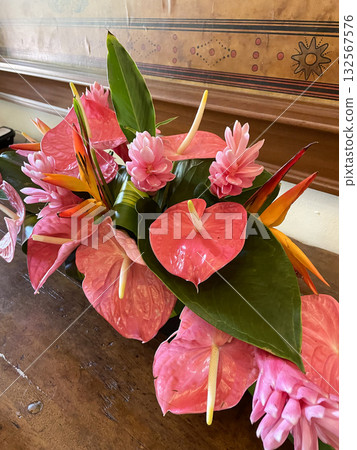 用熱帶花卉製作的精美花束 用熱帶花卉製作的精美花束 132567576