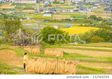 Realistic scarecrows, rice racks, stone Buddha statues made of Meishi stone, and the townscape [Obasute Rice Terraces] 132568395
