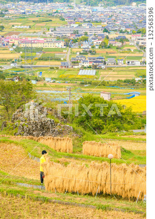 Realistic scarecrows, rice racks, stone Buddha statues made of Meishi stone, and the townscape [Obasute Rice Terraces] 132568396