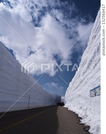 Spring in the Tateyama Kurobe Alpine Route: Snow Otani Spring in the Tateyama Kurobe Alpine Route: Snow Otani 132568417
