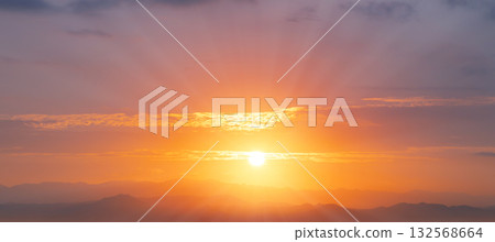 山脈和早晨的陽光 132568664