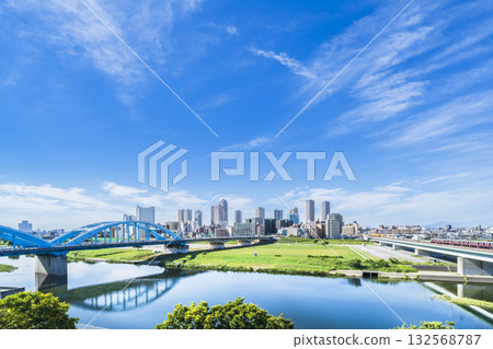 武藏小杉市景，晴空萬裡：多摩川、丸子橋、高聳的公寓大樓 [神奈川縣川崎市] 132568787