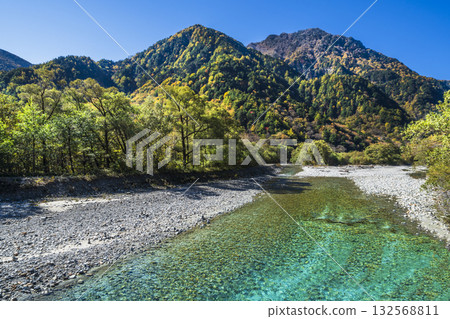 Early autumn in Kamikochi: The natural scenery of the Azusa River and Mt. Rokuhyaku [Matsumoto City, Nagano Prefecture] 132568811