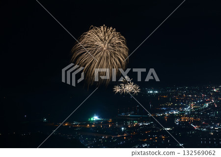 Fireworks that light up the summer night sky <Yaizu Marine Fireworks 2025> 132569062