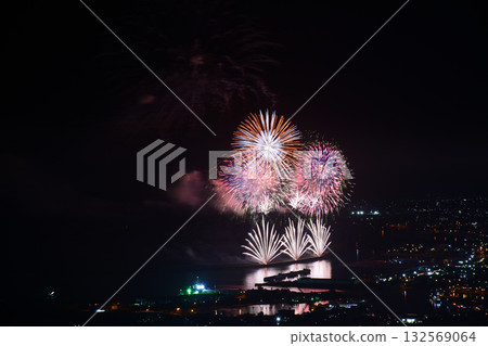 Fireworks that light up the summer night sky <Yaizu Marine Fireworks 2025> 132569064