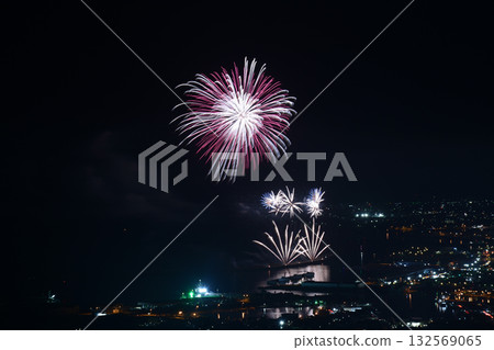 Fireworks that light up the summer night sky <Yaizu Marine Fireworks 2025> 132569065