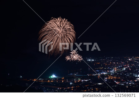 Fireworks that light up the summer night sky <Yaizu Marine Fireworks 2025> 132569071