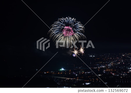 Fireworks that light up the summer night sky <Yaizu Marine Fireworks 2025> 132569072