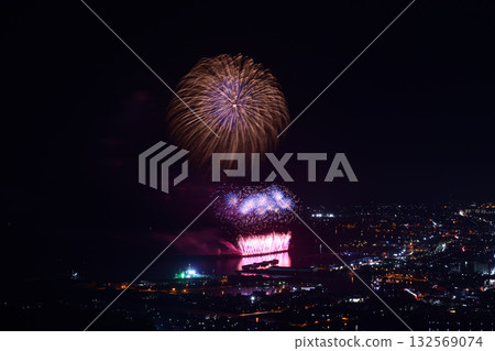 Fireworks that light up the summer night sky <Yaizu Marine Fireworks 2025> 132569074