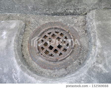 公寓大樓緊急樓梯間的排水溝 公寓大樓緊急樓梯間的排水溝 132569088