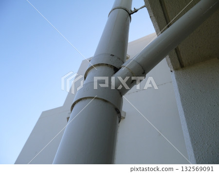 從公寓大樓的緊急樓梯可以看到排水管道。 132569091