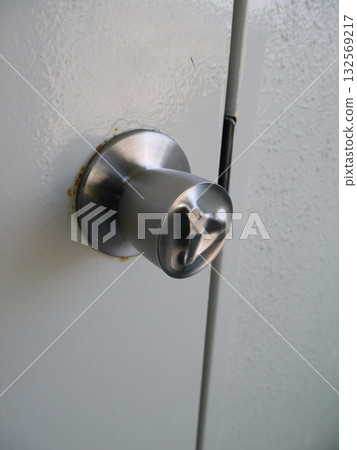 公寓大樓緊急樓梯的門把手 132569217