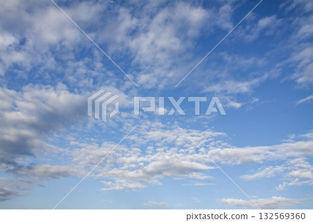 藍天上漂浮的雲 [背景資料] 132569360