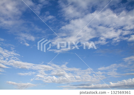 藍天上漂浮的雲 [背景資料] 132569361