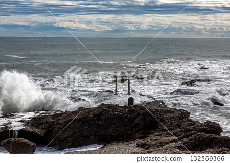大洗海岸：日出時分，白色海浪拍打海岸，景色優美，上磯之鳥居 132569366