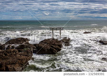 大洗海岸：日出時分，白色海浪拍打海岸，景色優美，上磯之鳥居 132569391