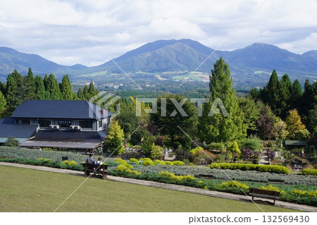 岡山縣真庭市蒜山高原的香草園:秋日風景 岡山縣真庭市蒜山高原的香草園:秋日風景 132569430